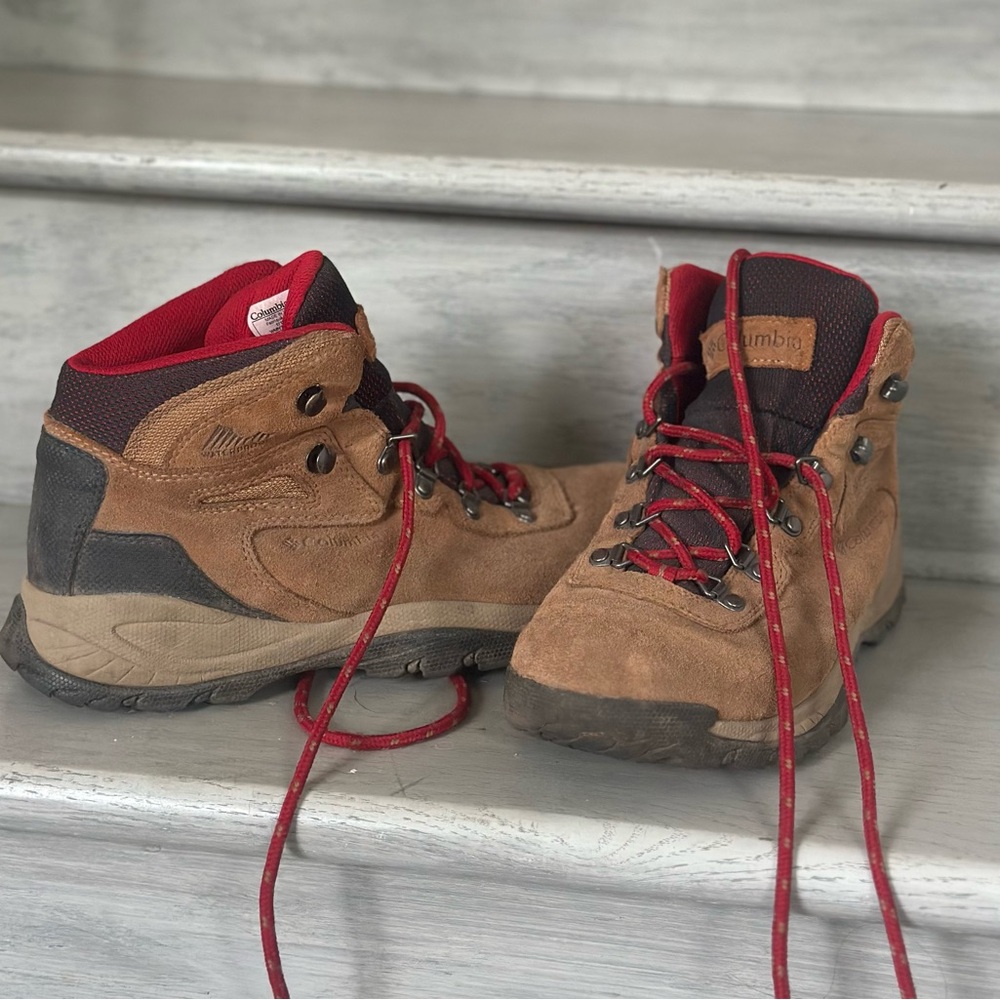 Columbia Newton Ridge Waterproof Amped Tan Boots with Red Laces